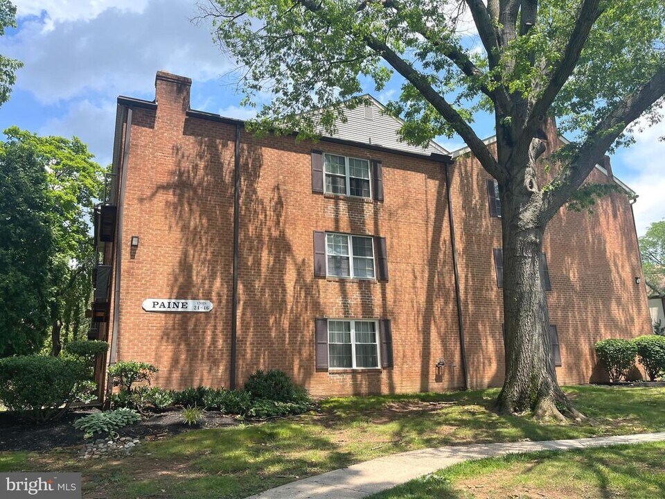 35 Drummers Ln in Wayne, PA - Building Photo