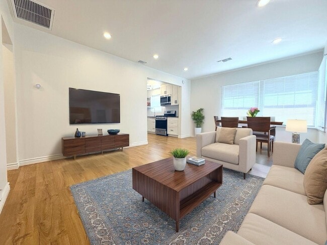 1720 N Hollywood Way, Unit A