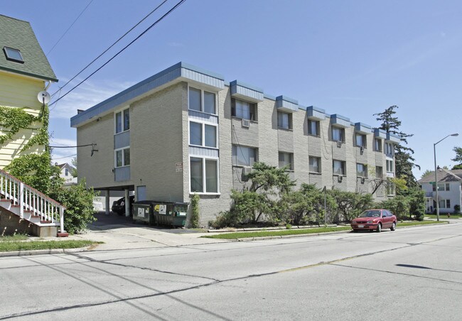 1667 S 69th St in Milwaukee, WI - Building Photo - Building Photo