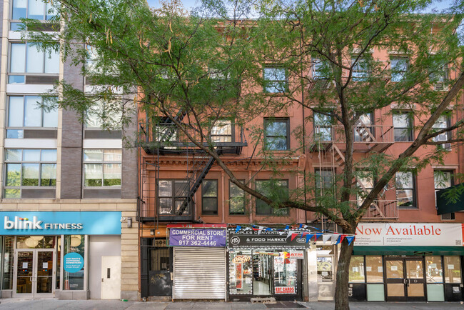 304 8th Ave in New York, NY - Building Photo - Primary Photo