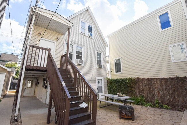 1721 W Nelson St, Unit CH