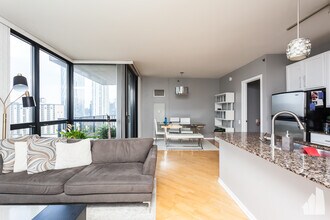 210 S Desplaines St in Chicago, IL - Building Photo - Building Photo
