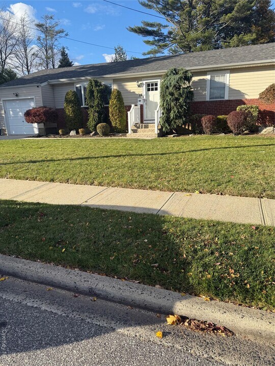 15 Garfield Ave in Farmingdale, NY - Building Photo