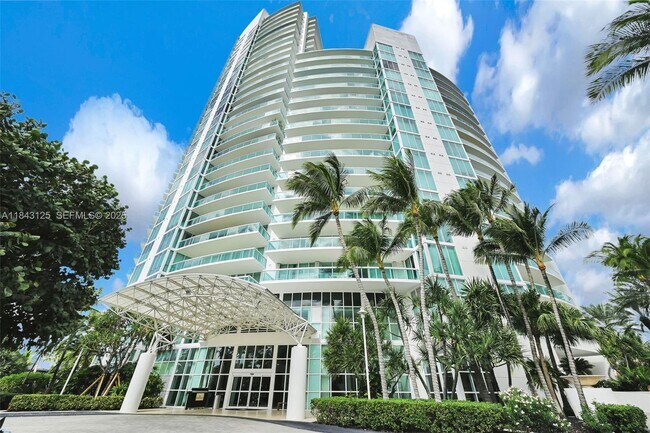 1000 South Pointe Dr in Miami Beach, FL - Building Photo - Building Photo