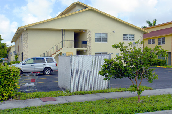 1245 W 38th St in Hialeah, FL - Building Photo - Building Photo