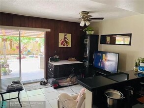 7389 NW 76th St-Unit -1-2 in Tamarac, FL - Building Photo - Building Photo