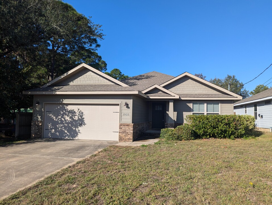 1933 Esplanade St in Navarre, FL - Building Photo