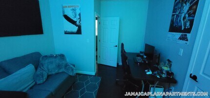 11 Priesing St, Unit 2 in Boston, MA - Foto de edificio - Building Photo