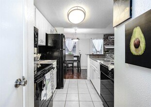 8003 Woodway Dr-Unit -107 in Houston, TX - Building Photo - Building Photo