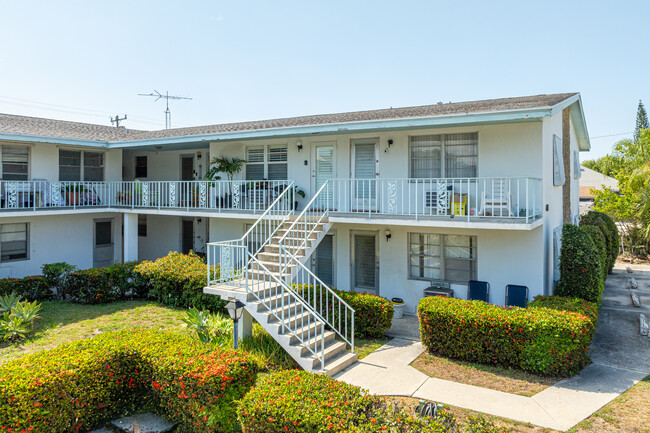 Hovianna Apartments Condominiums in Lake Worth, FL - Foto de edificio - Building Photo