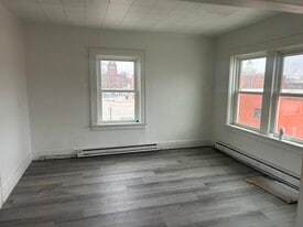 17-19 W 2nd St, Unit 3 in Spencer, IA - Building Photo