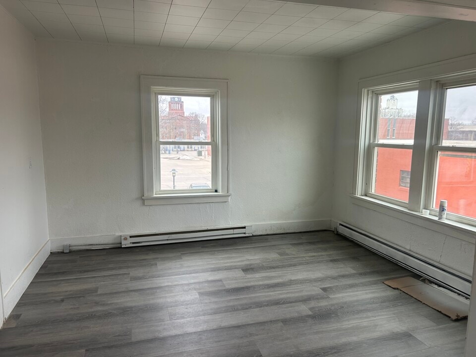 17-19 W 2nd St, Unit 3 in Spencer, IA - Foto de edificio