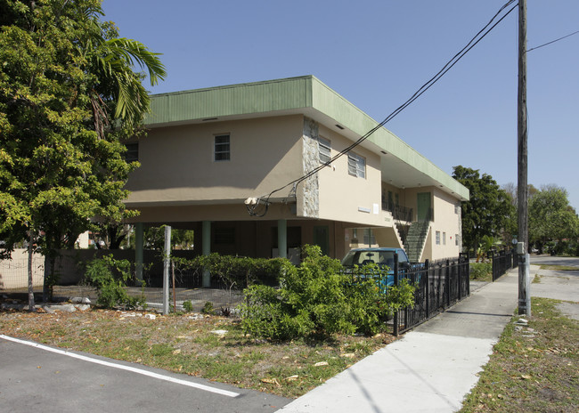 13880 NE 20th Pl in North Miami Beach, FL - Foto de edificio - Building Photo