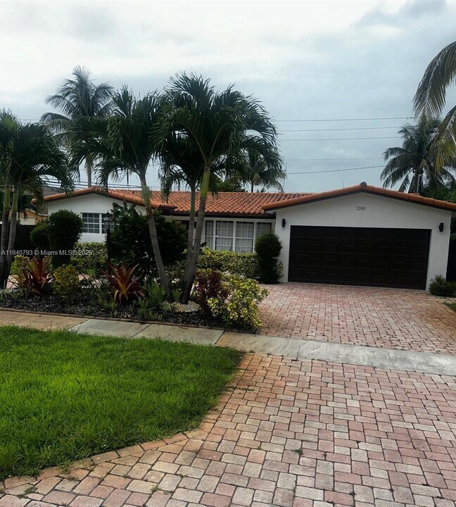 5200 Adams St in Hollywood, FL - Building Photo