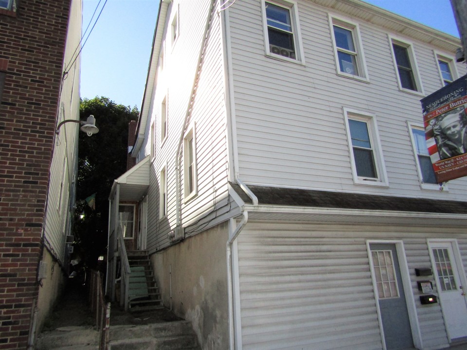 137 W Catawissa St in Nesquehoning, PA - Building Photo