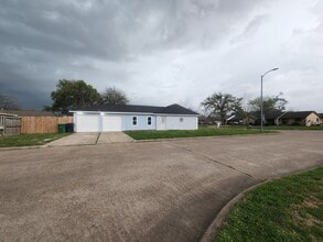 5503 Bertellis Ln in Houston, TX - Foto de edificio - Building Photo