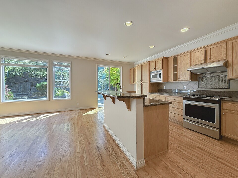 1575 NE Iris St in Issaquah, WA - Building Photo