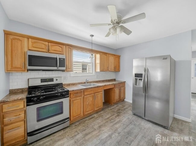 125 Lowell St, Unit 1st in Carteret, NJ - Building Photo - Building Photo