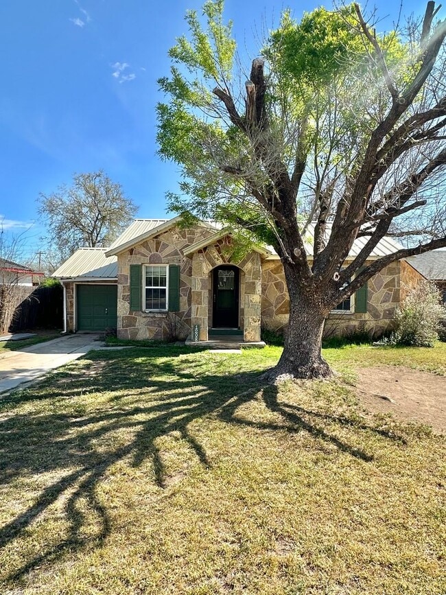 1208 Hassell St in San Angelo, TX - Foto de edificio - Building Photo