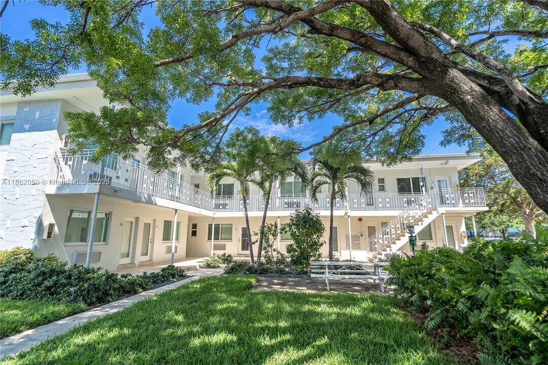 7301 Carlyle Ave in Miami Beach, FL - Foto de edificio