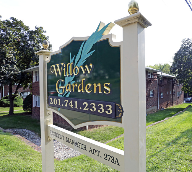 Willow Gardens in Teaneck, NJ - Foto de edificio - Building Photo