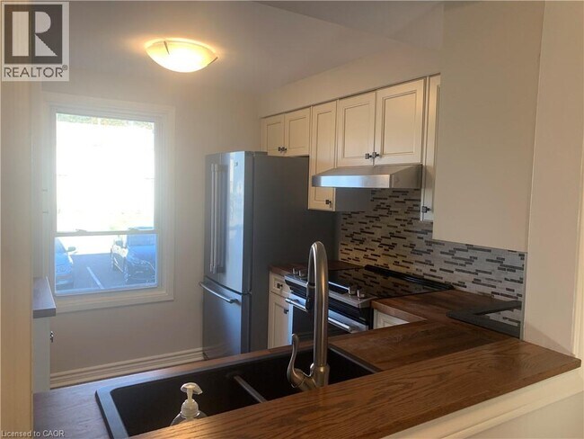 242 Lakeport Rd in St Catharines, ON - Building Photo - Building Photo