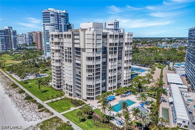 4051 Gulf Shore Blvd N in Naples, FL - Foto de edificio - Building Photo