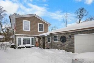 2060 Dunwoodie St, Unit 4253-104 in Ortonville, MI - Building Photo