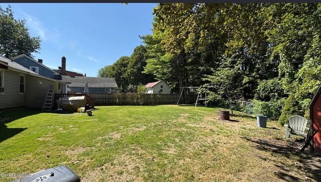 100 Columbia St in Adams, MA - Foto de edificio - Building Photo