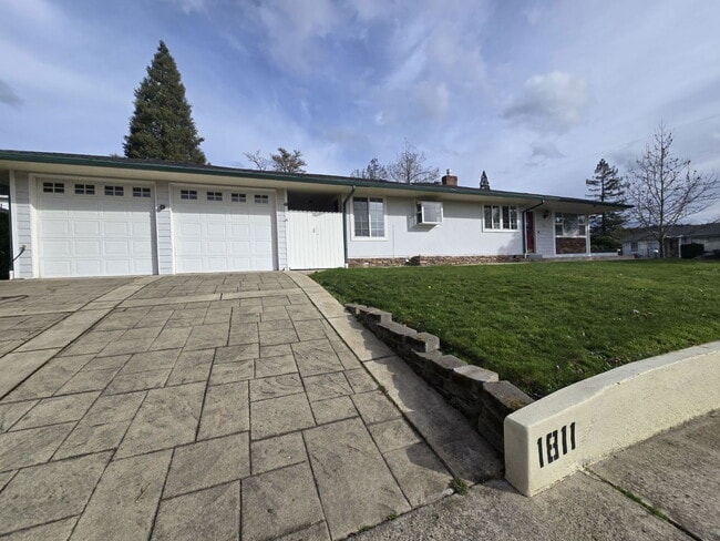 1811 NW Kline St in Roseburg, OR - Building Photo - Building Photo