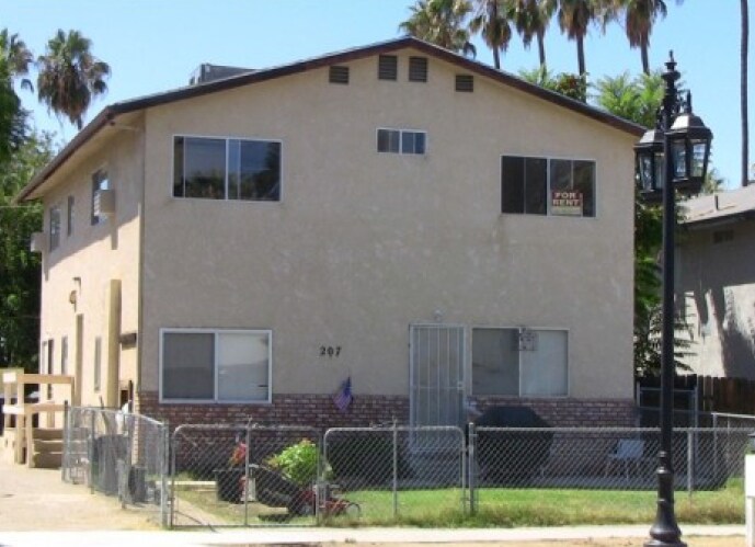 207 S Harvard St in Hemet, CA - Building Photo