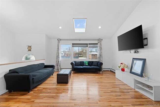 46 Crown St in Deer Park, NY - Building Photo - Building Photo