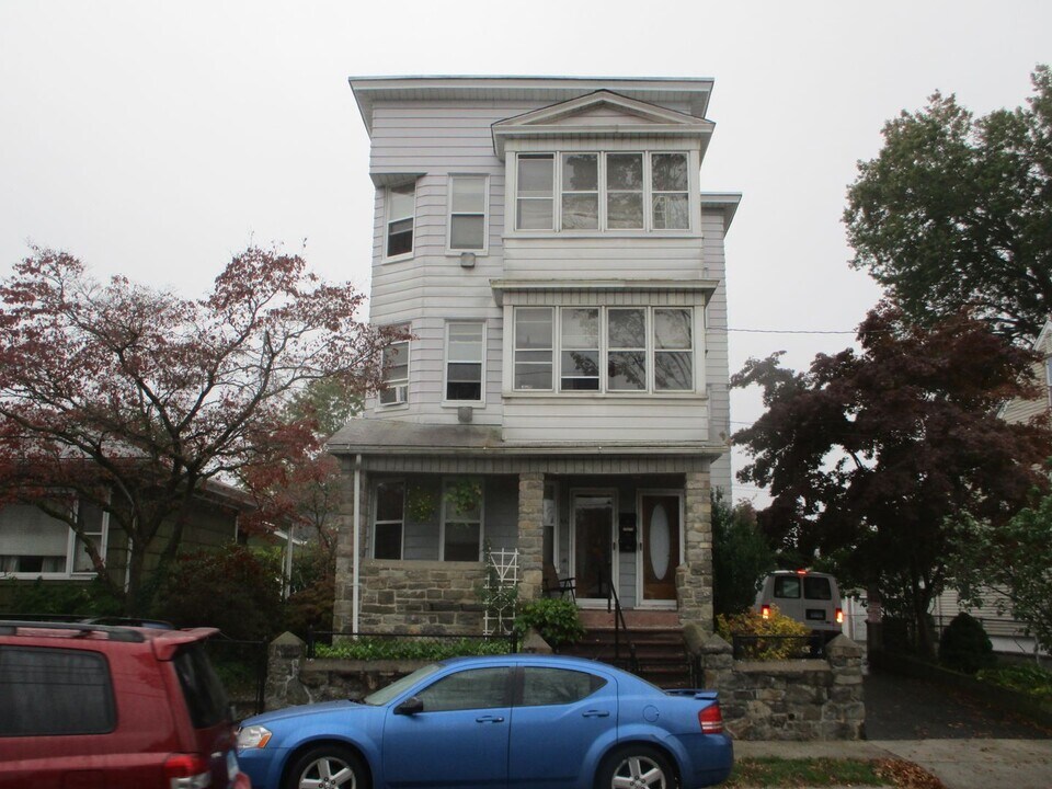 84-86-86 Success Ave in Bridgeport, CT - Building Photo