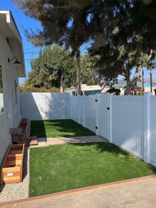 24 W Simpson St in Ventura, CA - Foto de edificio - Building Photo