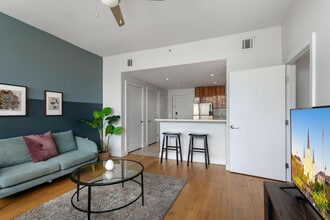 925 Common St in New Orleans, LA - Building Photo - Building Photo