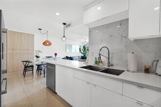 1605 Bay Rd in Miami Beach, FL - Building Photo - Building Photo