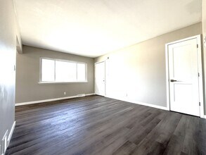 11049 W Hampton Ave in Milwaukee, WI - Building Photo - Building Photo