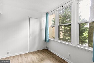 9629 White Acre Rd in Columbia, MD - Foto de edificio - Building Photo