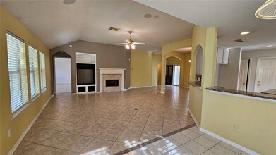2314 Hannover Way in Spring, TX - Foto de edificio - Building Photo