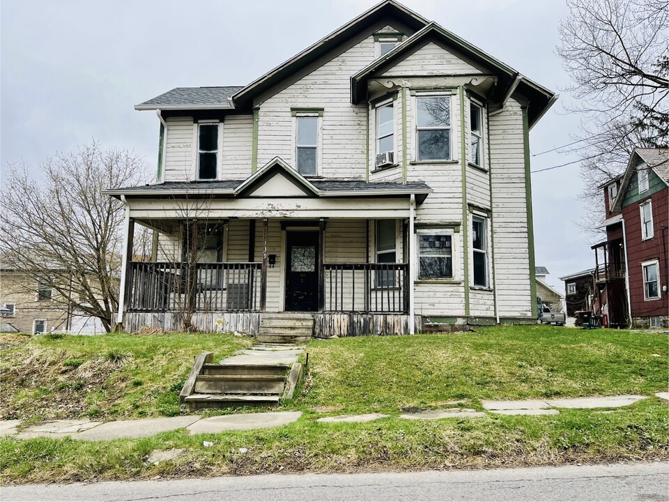 139 N Center St in Grove City, PA - Foto de edificio