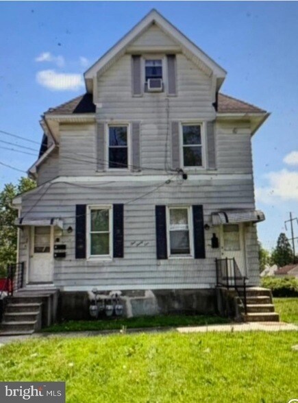921 Woodland Ave in Sharon Hill, PA - Building Photo