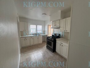 2-Bedroom Duplex in Prime Mid-Wilshire Area! in Los Angeles, CA - Building Photo - Building Photo