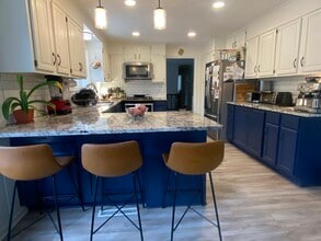 711 Oak Terrace Ln in Hendersonville, NC - Foto de edificio - Building Photo