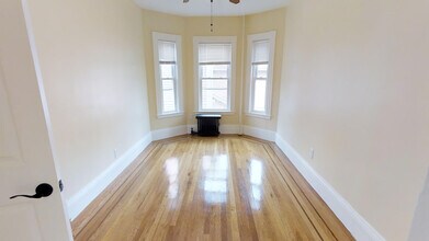 42 Gorham St, Unit 2 in Somerville, MA - Foto de edificio - Building Photo