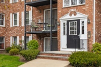 River Oaks Condominiums in Canton, MA - Foto de edificio - Building Photo