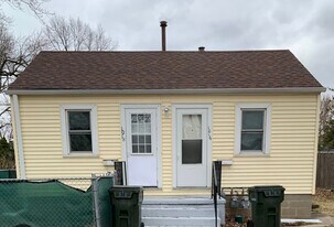 1018 Campbell Ave, Unit 1018-Left side in Waterloo, IA - Building Photo
