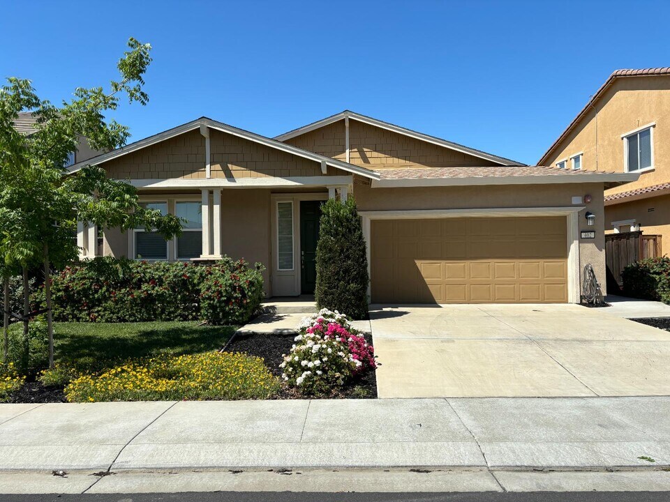 402 Crimson Cir in Vacaville, CA - Building Photo