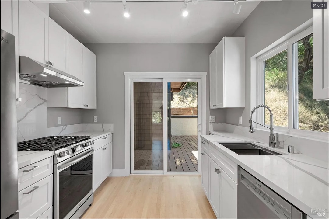 300 Miller Ave in Mill Valley, CA - Building Photo