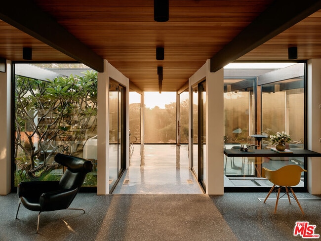 5637 Busch Dr in Malibu, CA - Building Photo - Building Photo