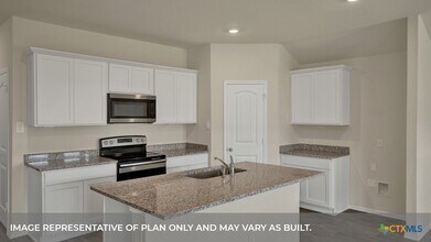 1009 Alma Dr in Seguin, TX - Foto de edificio - Building Photo